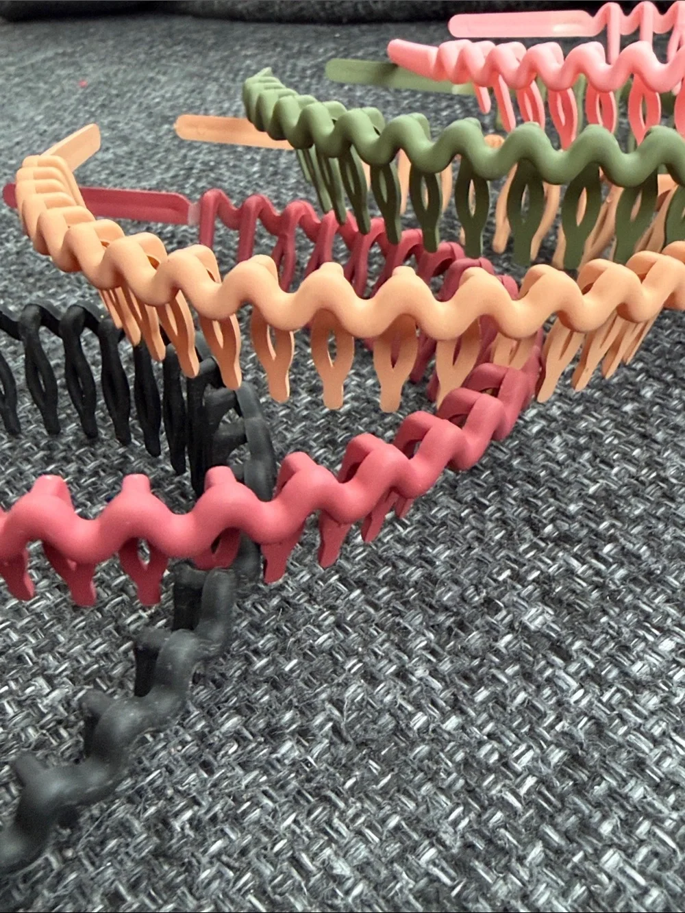 Set of Multicolor Plastic Headbands with Teeth (x5)